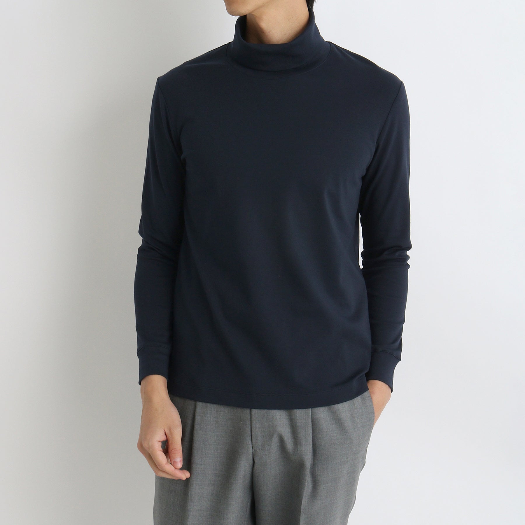スビンプラチナムタートルネックロングスリーブTシャツネイビーのメンズ着用画像2