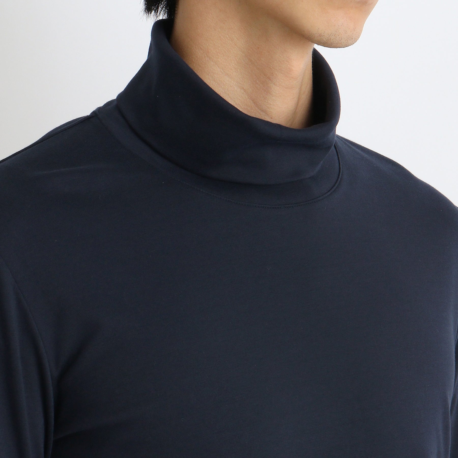 スビンプラチナムタートルネックロングスリーブTシャツネイビーの首まわりを写したメンズ着用画像
