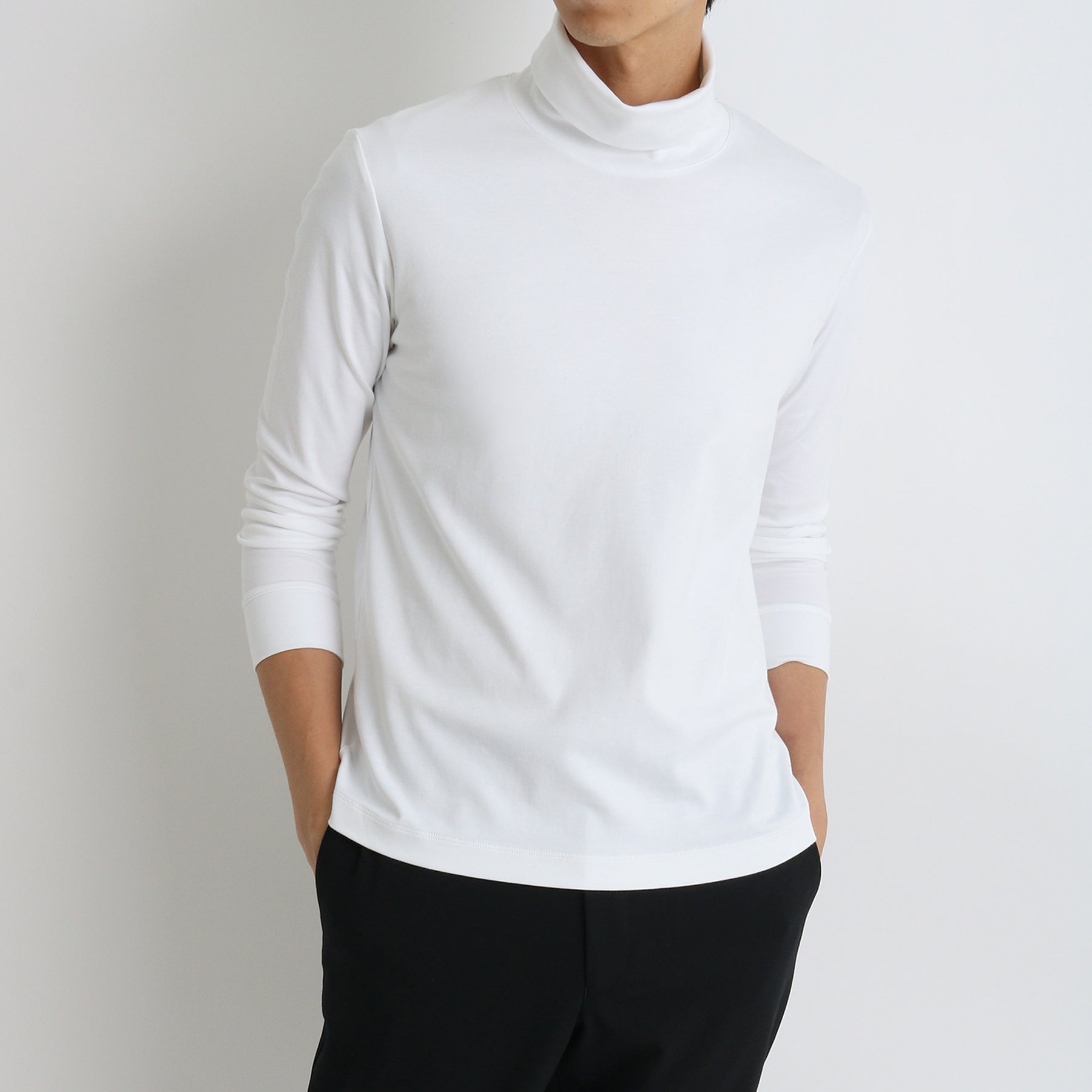 スビンプラチナムタートルネックロングスリーブTシャツホワイトのメンズ着用画像1