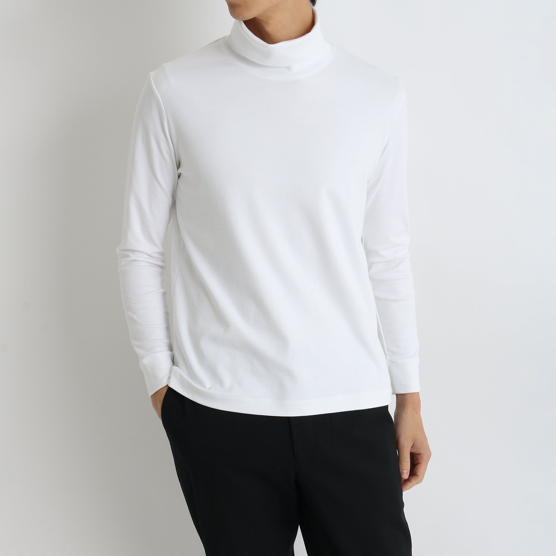 スビンプラチナムタートルネックロングスリーブTシャツホワイトのメンズ着用画像3