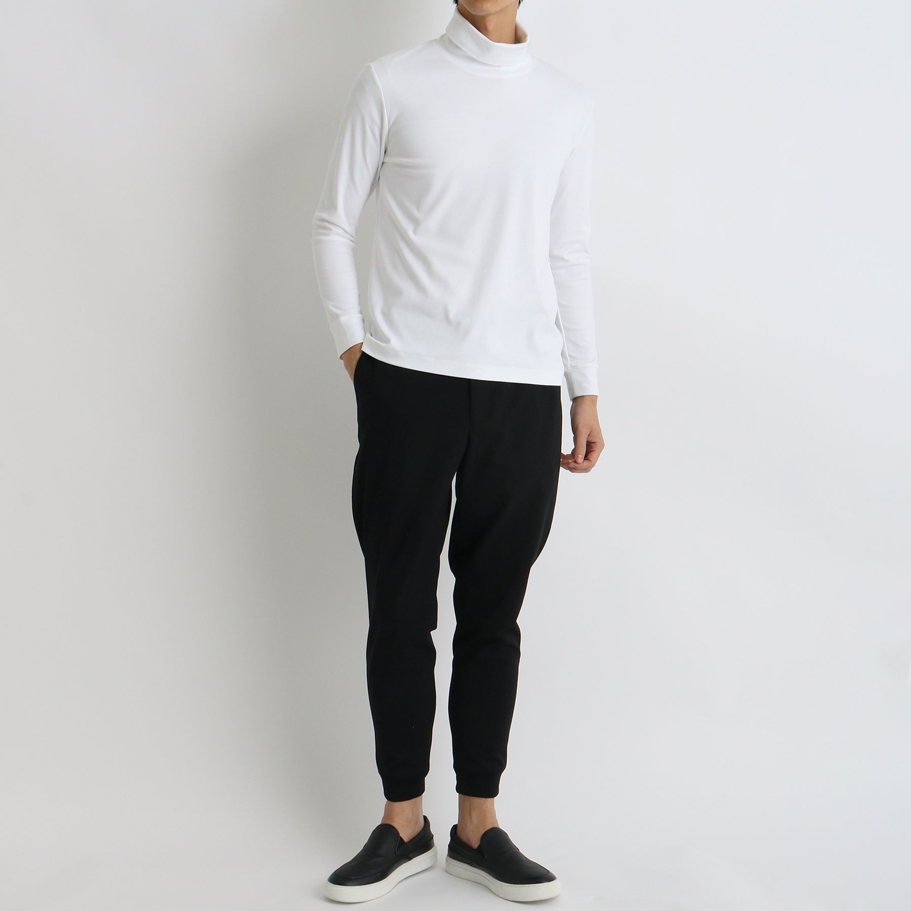 スビンプラチナムタートルネックロングスリーブTシャツホワイトとパンツのメンズ着用画像2