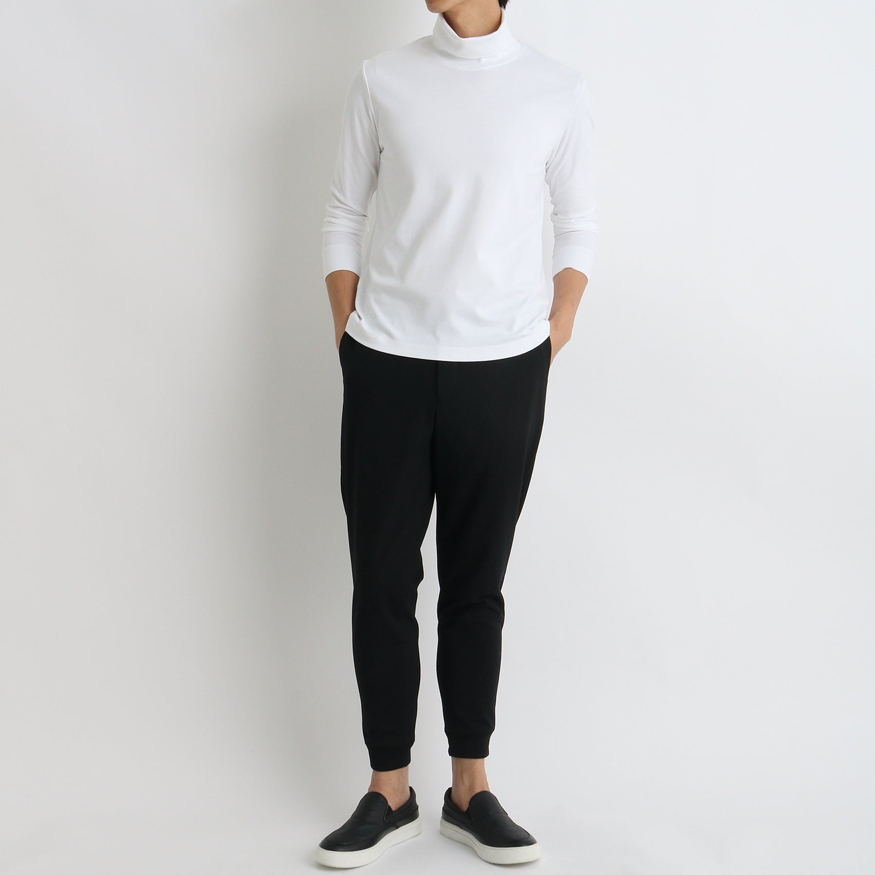 スビンプラチナムタートルネックロングスリーブTシャツホワイトとパンツのメンズ着用画像3