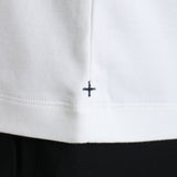 スビンプラチナムタートルネックロングスリーブTシャツホワイトの裾を写したメンズ着用画像