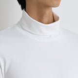 スビンプラチナムタートルネックロングスリーブTシャツホワイトの首まわりを写したメンズ着用画像