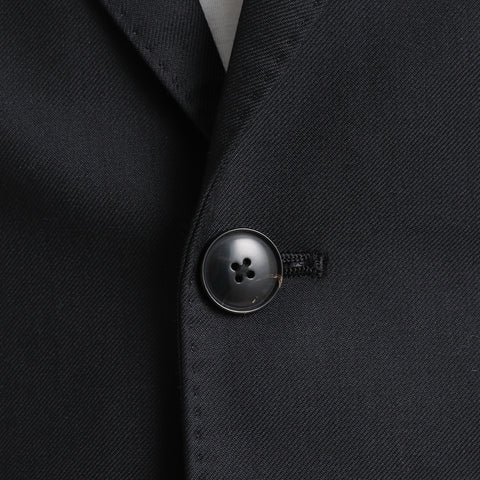 テックウール ®ツイル テーラードジャケットブラックのボタン部分を写したメンズ着用画像