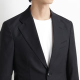 テックウール ®ツイル テーラードジャケットブラックの襟部分を写したメンズ着用画像