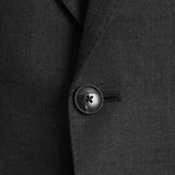 テックウール ®ツイル テーラードジャケットチャコールのボタン部分を写したメンズ着用画像