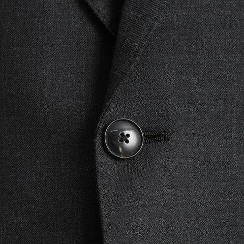 テックウール ®ツイル テーラードジャケットチャコールのボタン部分を写したメンズ着用画像