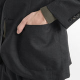 テックウール ®ツイル テーラードジャケットチャコールのポケットを写したメンズ着用画像