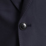 テックウール ®ツイル テーラードジャケットネイビーのボタン部分を写したメンズ着用画像