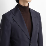 テックウール ®ツイル テーラードジャケットネイビーの襟部分を写したメンズ着用画像