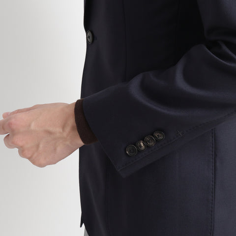テックウール ®ツイル テーラードジャケットネイビーの袖を写したメンズ着用画像