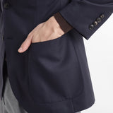 テックウール ®ツイル テーラードジャケットネイビーのポケットを写したメンズ着用画像