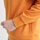 スビンプラチナム裏毛フーディーアンバーオレンジの袖を写したメンズ着用画像