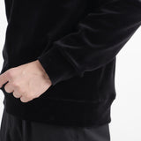 スビンプラチナムベロアスウェットシャツブラックの袖を写したメンズ着用画像