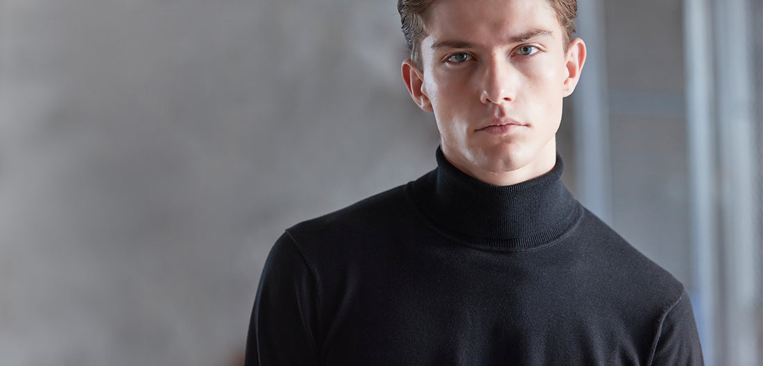 ブラックタートルネック着用モデル