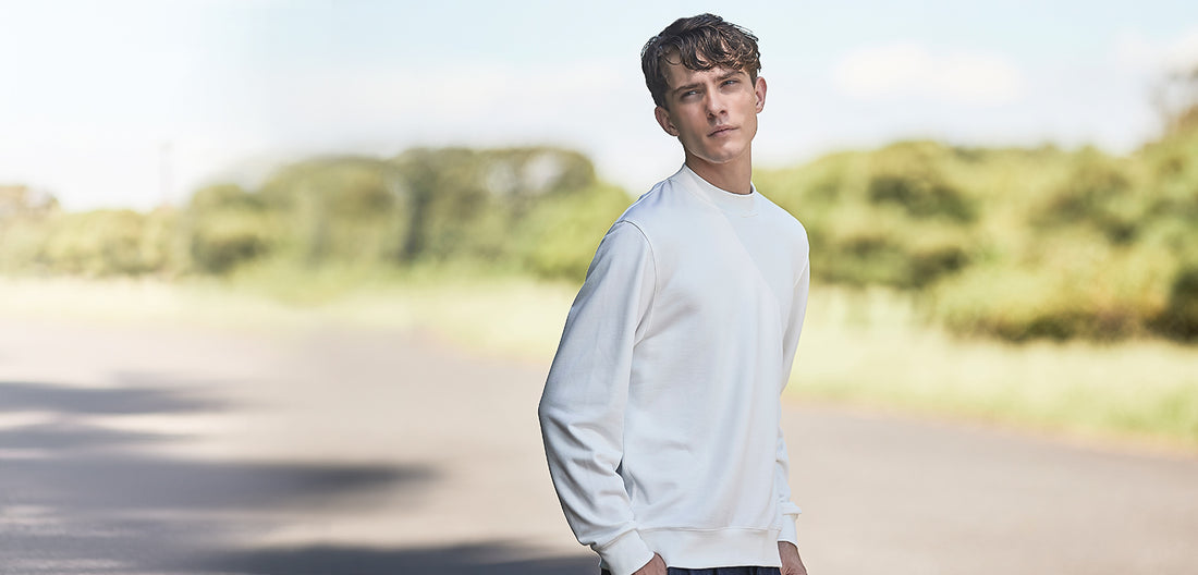 モックネックスウェットシャツオフホワイトカラーを着たモデル