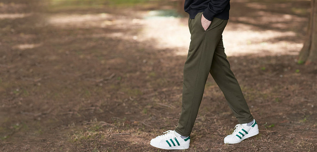 カーキスウェットパンツ着用