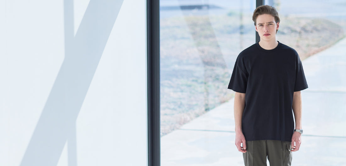 黒いビッグTシャツを着たモデル