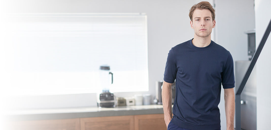 ネイビーリブ付きテーラードTを着たモデル