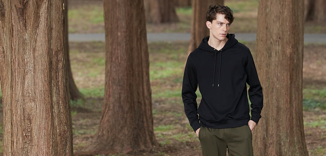 黒のフーディを着ているモデル