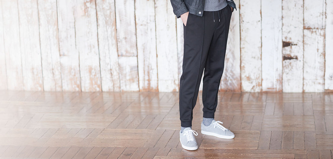 裏毛ジョガーパンツのブラックをはいたモデル