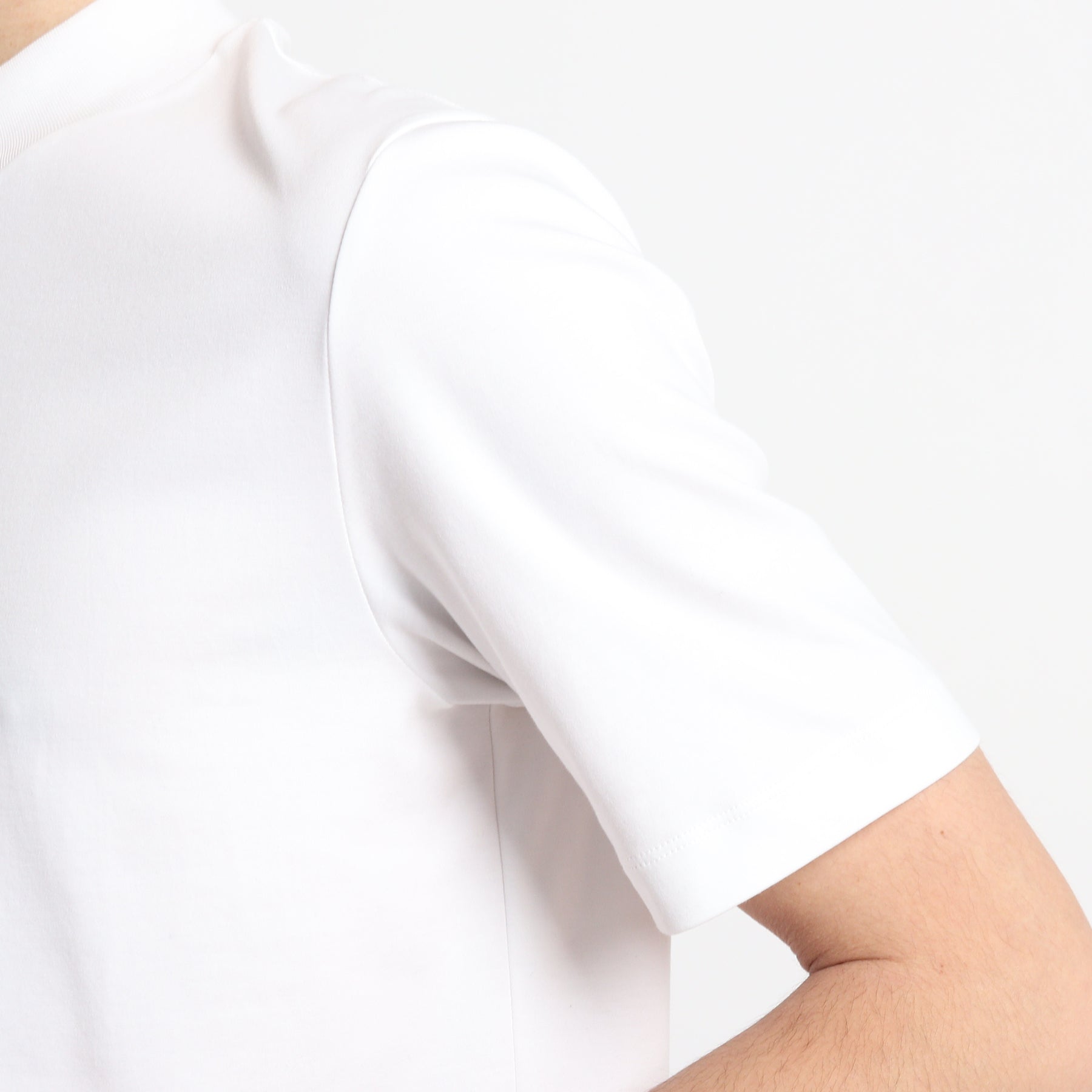スビンプラチナムスムース テーラードモックネックTシャツ ホワイト