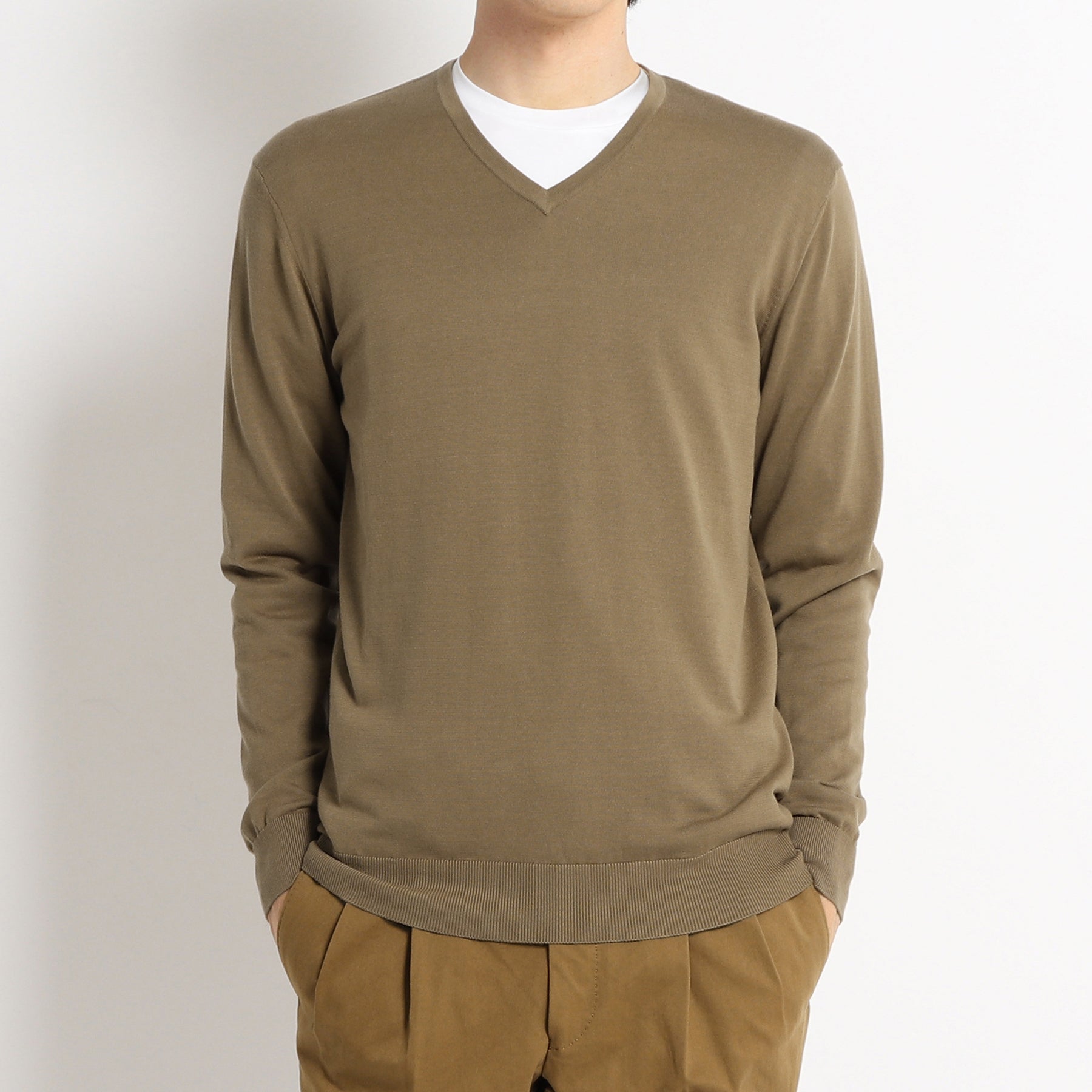 スビンプラチナム Vネックニット フォーン | ＋CLOTHET ONLINE