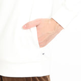 スビンプラチナム裏毛フーディーオフホワイトの袖を写したメンズ着用画像