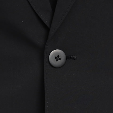 ソロテックステーラードジャケットブラックのボタンを写したメンズ着用画像