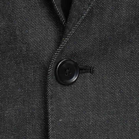 リアクティブデニムテーラードジャケットブラックのボタンを写したメンズ着用画像