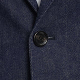 リアクティブデニムテーラードジャケットインディゴのボタンを写したメンズ着用画像