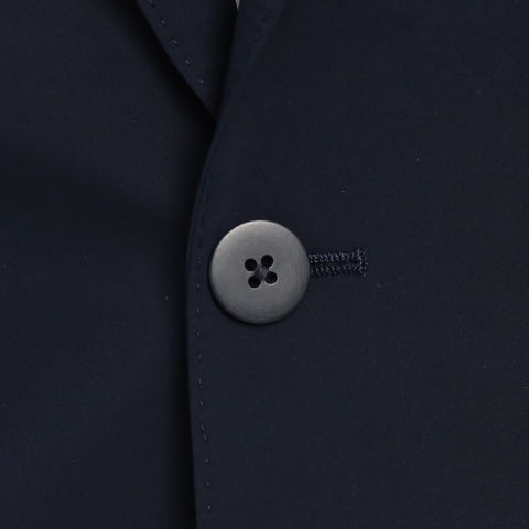 ソロテックステーラードジャケットネイビーのボタンを写したメンズ着用画像
