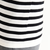 スビンプラチナムボーダーニットホワイトブラックの裾を写したメンズ着用画像