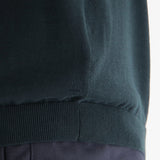 スビンプラチナムスキッパーニットネイビーの裾を写したメンズ着用画像