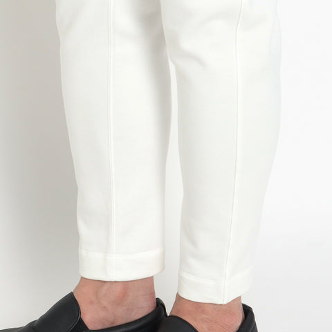 スビンプラチナム裏毛スウェットパンツオフホワイトの裾を写したメンズ着用画像