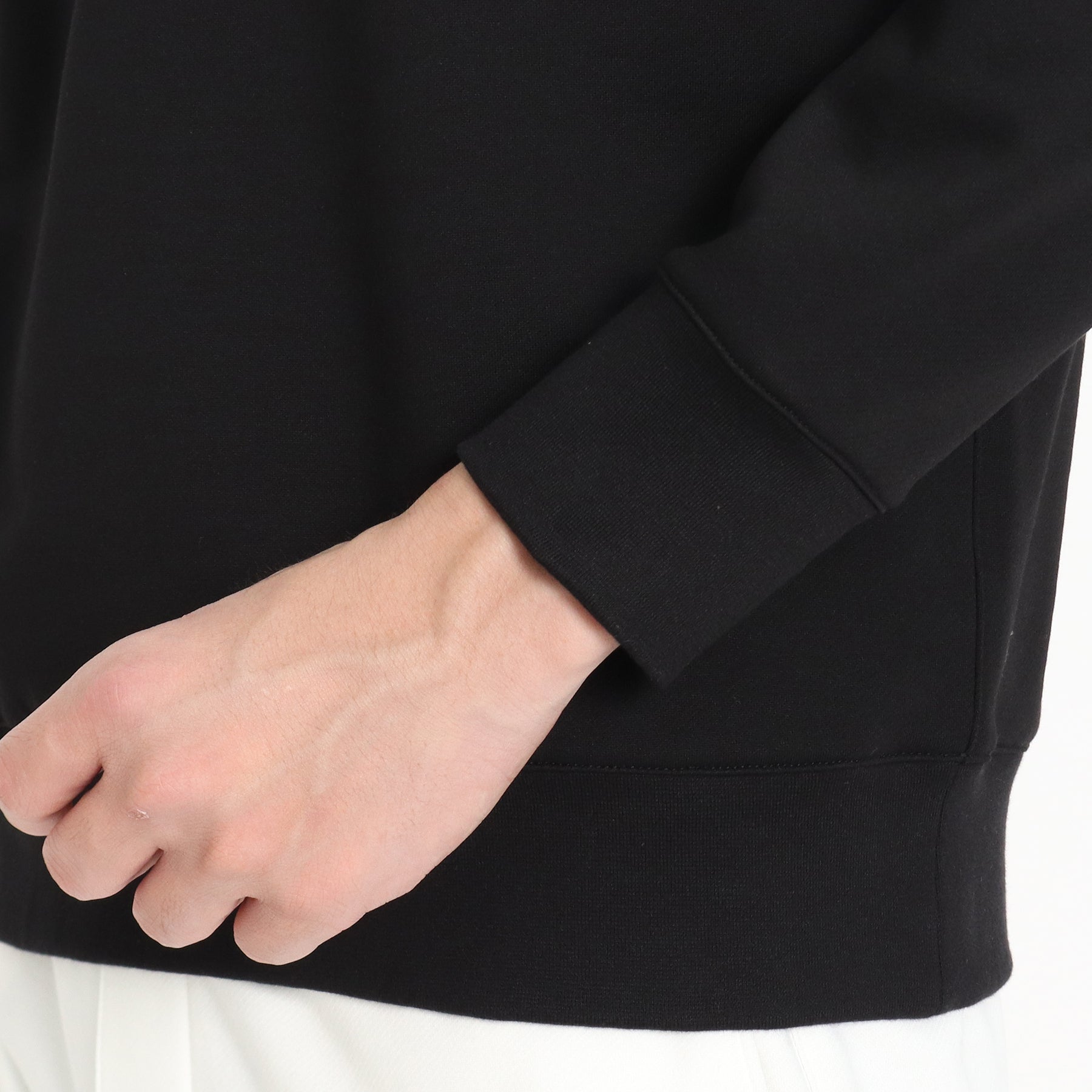 スビンプラチナム裏毛スウェットシャツブラックの袖を写したメンズ着用画像