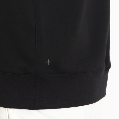 スビンプラチナム裏毛スウェットシャツブラックの裾を写したメンズ着用画像
