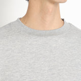スビンプラチナム裏毛スウェットシャツグレーの首まわりを写したメンズ着用画像
