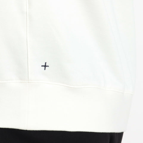 スビンプラチナム裏毛スウェットシャツオフホワイトの裾を写したメンズ着用画像