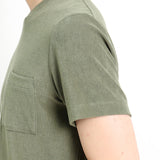 スビンプラチナムマイクロパイルTシャツグラスグリーンの袖を写したメンズ着用画像
