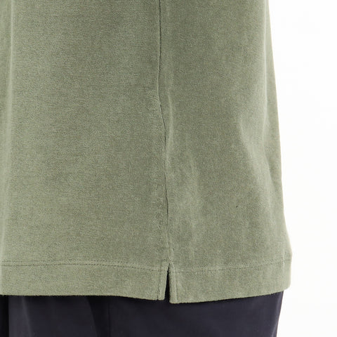 スビンプラチナムマイクロパイルTシャツグラスグリーンの裾を写したメンズ着用画像