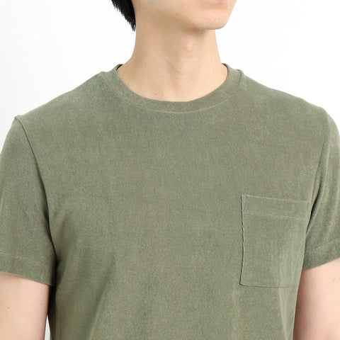 スビンプラチナムマイクロパイルTシャツグラスグリーンの首まわりを写したメンズ着用画像