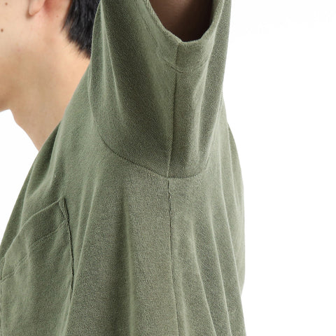 スビンプラチナムマイクロパイルビッグTシャツグラスグリーンのアームホールを写したメンズ着用画像