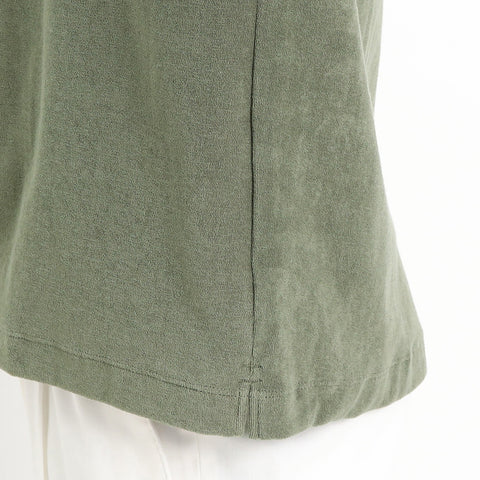 スビンプラチナムマイクロパイルビッグTシャツグラスグリーンの裾を写したメンズ着用画像