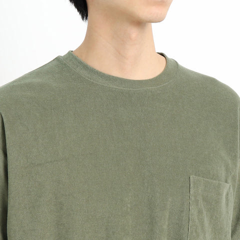 スビンプラチナムマイクロパイルビッグTシャツグラスグリーンの首まわりを写したメンズ着用画像