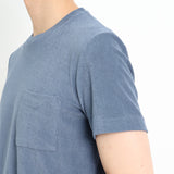 スビンプラチナムマイクロパイルTシャツスモークブルーの袖を写したメンズ着用画像