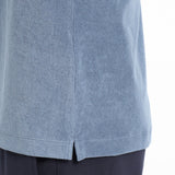 スビンプラチナムマイクロパイルTシャツスモークブルーの裾を写したメンズ着用画像