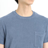 スビンプラチナムマイクロパイルTシャツスモークブルーの首まわりを写したメンズ着用画像