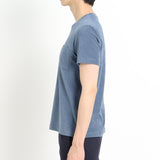 スビンプラチナムマイクロパイルTシャツスモークブルーの側面を写したメンズ着用画像